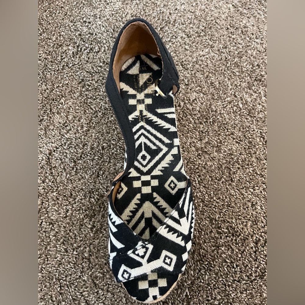 Used but in good condition. Fun addition to a summer outfit!